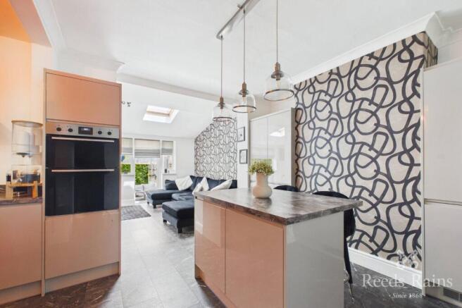 5 bed Semi-Detached for sale Image 5