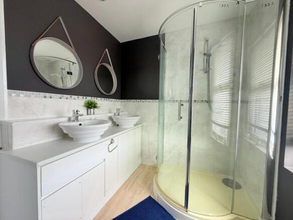 3 bed House to rent Image 11