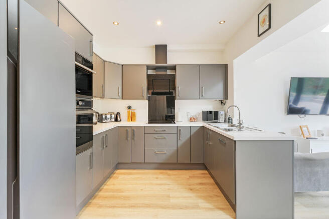3 bed Semi-Detached to rent Image 3