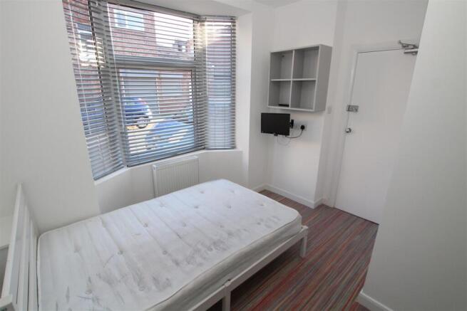 5 bed House to rent Image 6