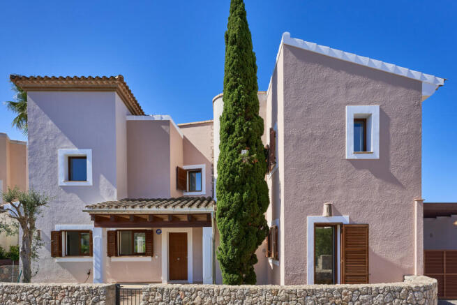 Exclusive living directly on the Santa Ponsa golf course ¿ where Mediterranean style meets quality of life 