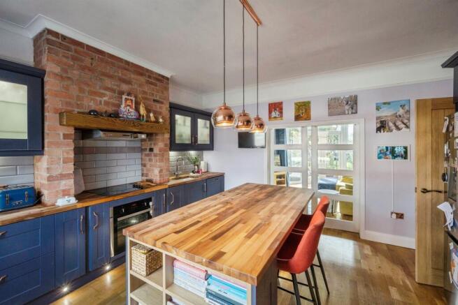 4 bed Semi-Detached for sale Image 3
