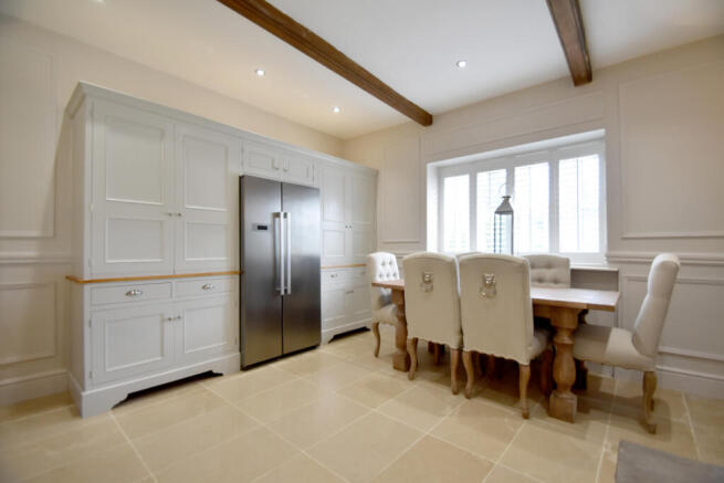 5 bed Detached for sale Image 8