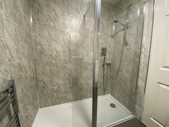 Wide shower cubicle