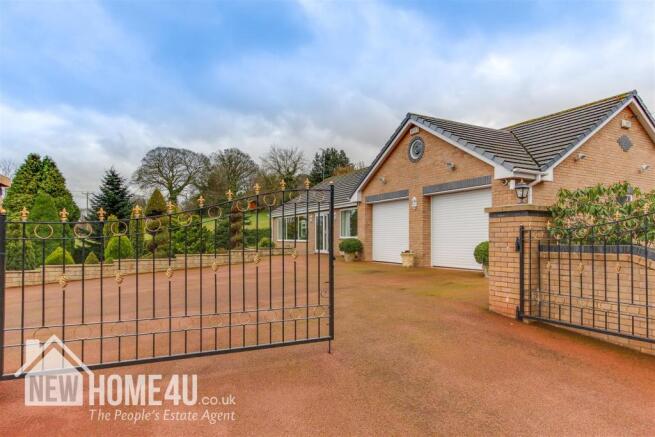 DOUBLE GARAGE: