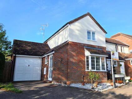 DETACHED + GARAGE: Tollsworth Way, Puckeridge