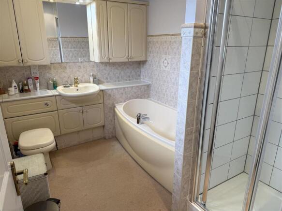 4 bed Detached for sale Image 11