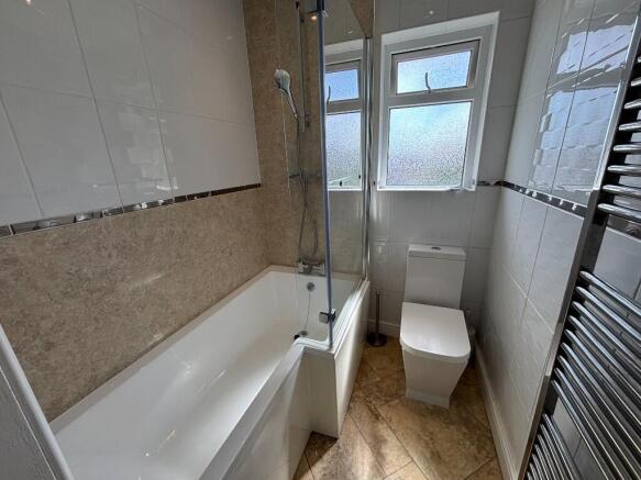 1st Floor Bathroom 
