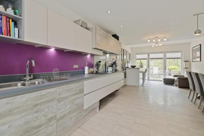 6 bed Detached for sale Image 3