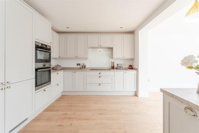 4 - kitchen.jpg