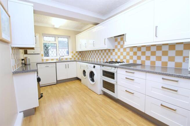 009 Sewell Close - Kitchen - 3.JPG