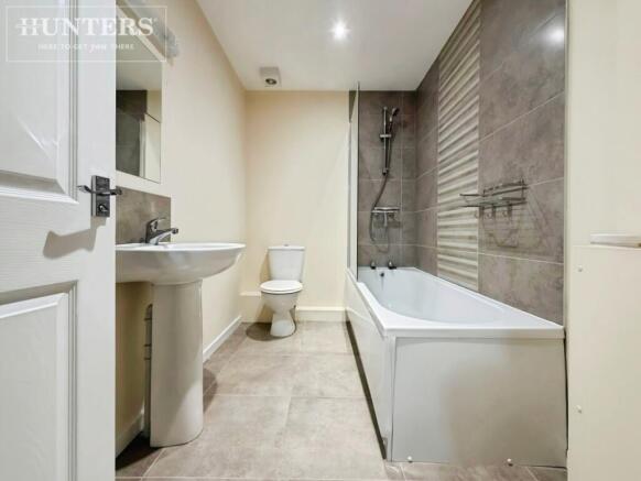 4 bed Town House to rent Image 9