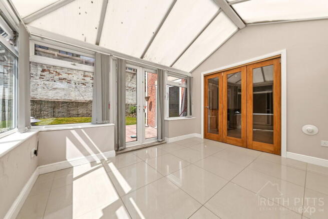 4 bed Detached for sale Image 9