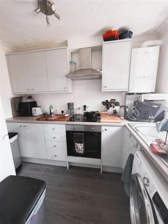 6 lin kitchen.jpeg