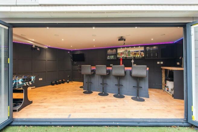 Garden Bar/Games Room