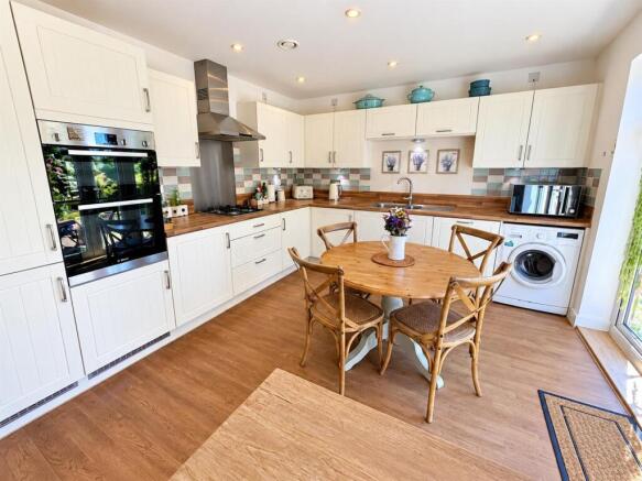 Kitchen (2).jpg