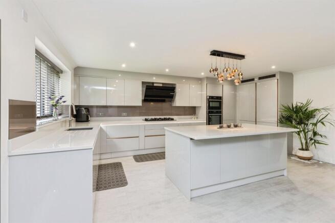 6 bed Detached for sale Image 7