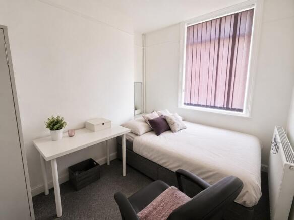 4 bed House to rent Image 5