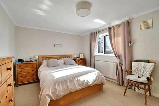 Bedroom 1_1.jpg
