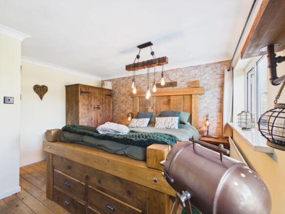 4 bed Detached for sale Image 12