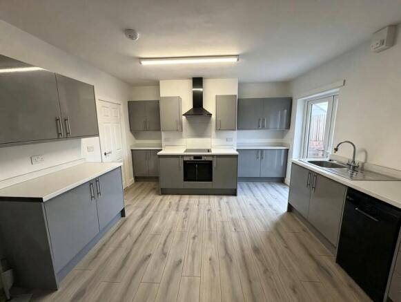 3 bed Terraced to rent Image 8