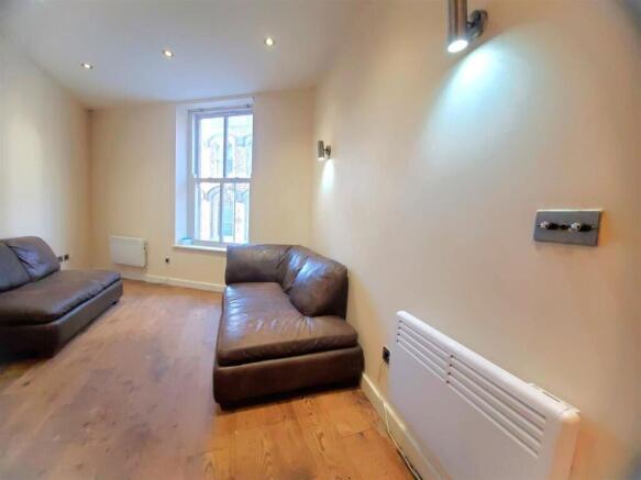 2 bed Flat for sale Image 7