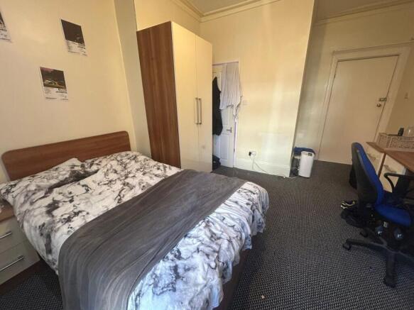 A well-maintained double bedroom featuring a sp...