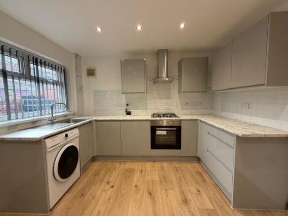 4 bed house in M14