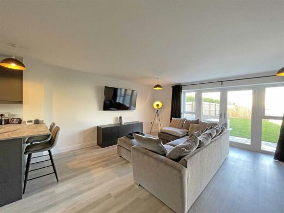 Lilford Gardens 20a - Living Room 2.JPG