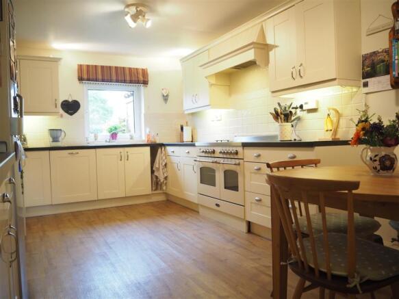Spacious Kitchen Din