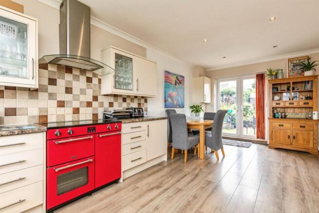Chantry Avenue, Bexhill-On-Sea photo 4