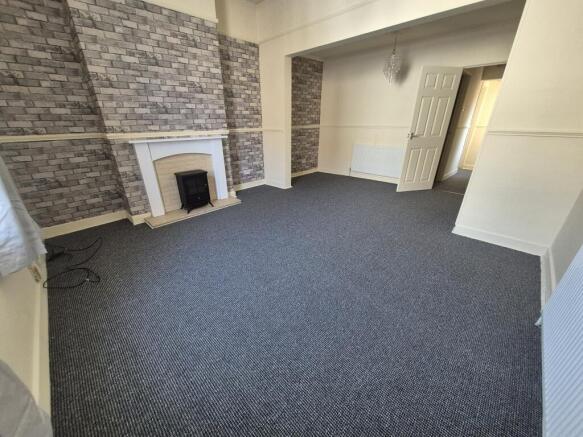 2 bed Terraced to rent Image 4