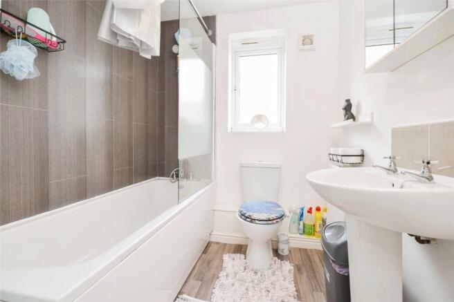 3 bed Semi-Detached to rent Image 9