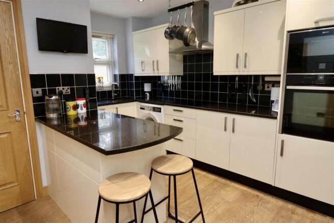 3 bed Terraced for sale Image 6
