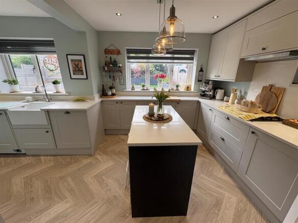 4 bed Detached for sale Image 9