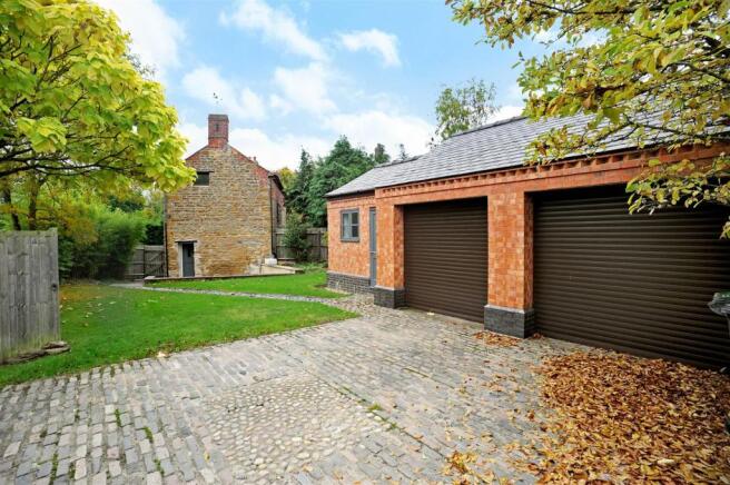 Double Garage, Parki