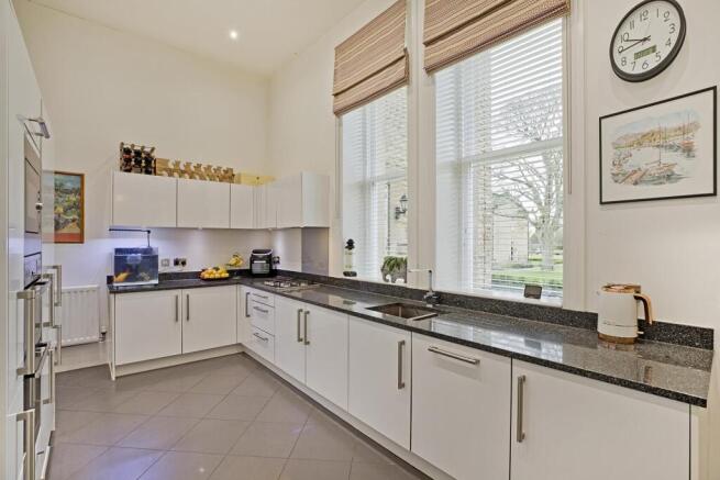 4 bed Town House for sale Image 5