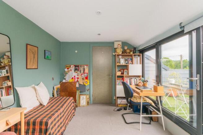 F81C5R3SG - Bedroom A.jpg