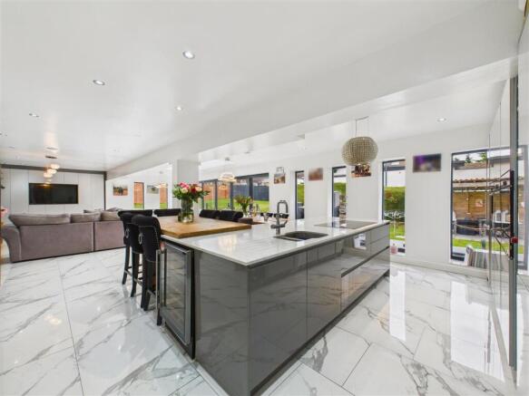 5 bed Detached for sale Image 7