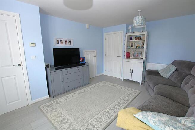 Packwood Crescent, Earls Barton photo 4