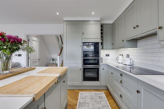 5 bed Detached for sale Image 8