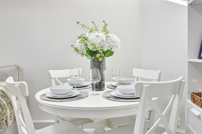 **Fully Refurbished & Parking** Debden Green, Langdon Hills SS16 photo 4