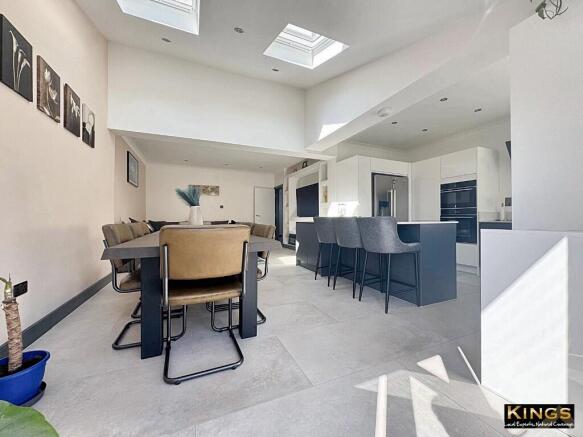 4 bed Semi-Detached for sale Image 10