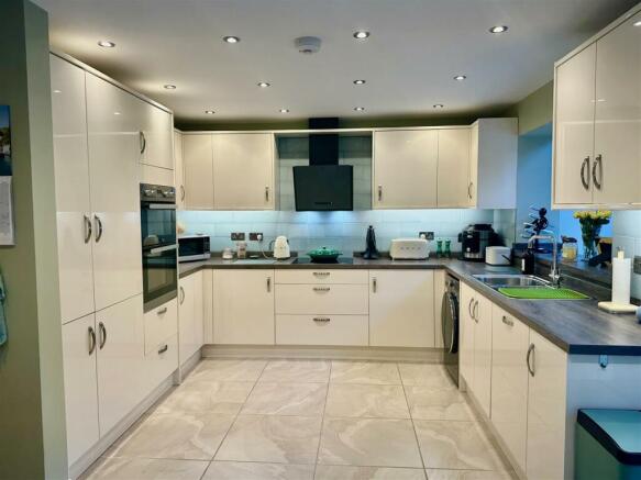 SPACIOUS DINING KITCHEN