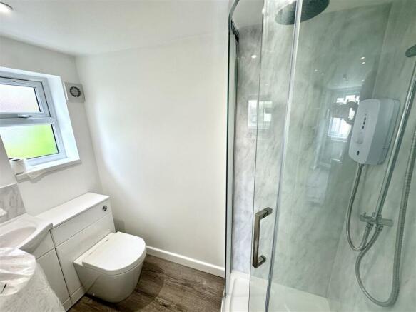 EN-SUITE SHOWER ROOM