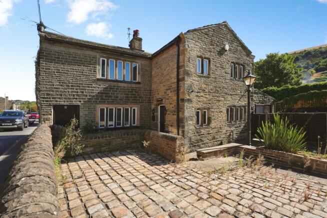4 bed Detached for sale Image 7