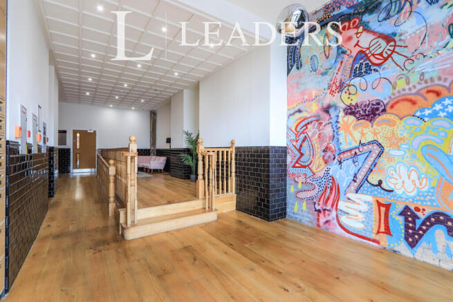 3 bed Flat to rent Image 12