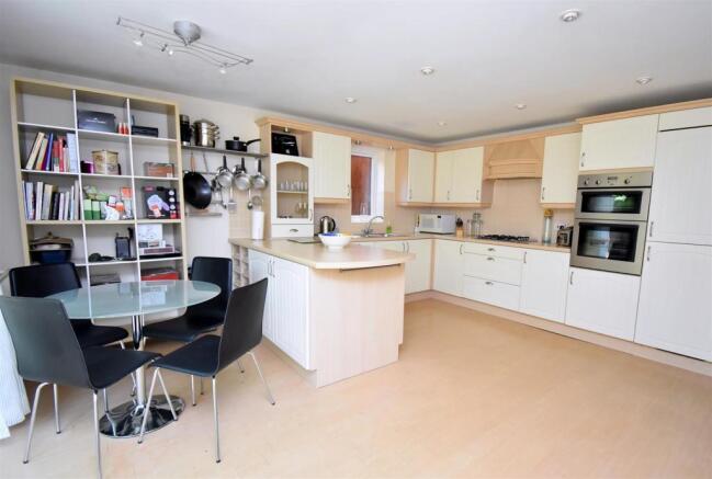 KITCHEN.JPG