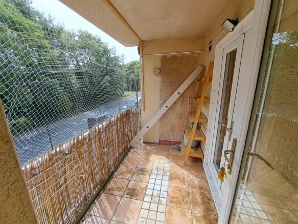3 bed Flat for sale Image 9