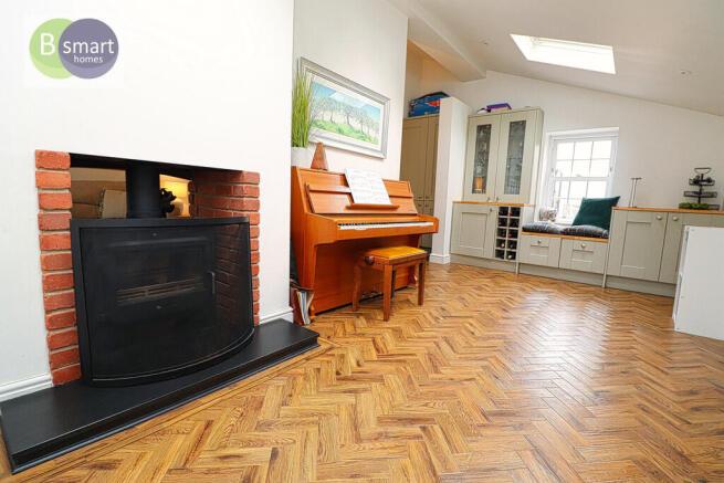 5 bed Detached for sale Image 11